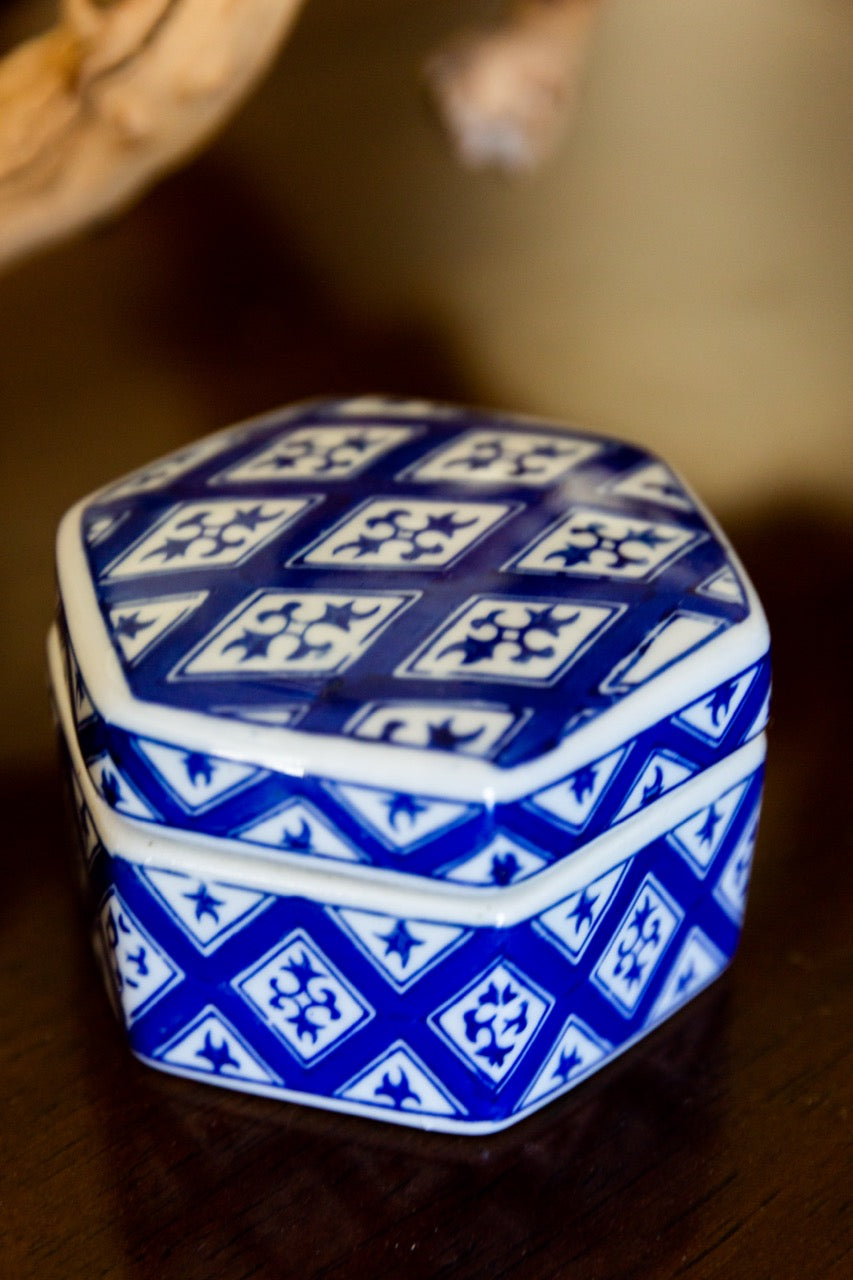 blue and white small vessel